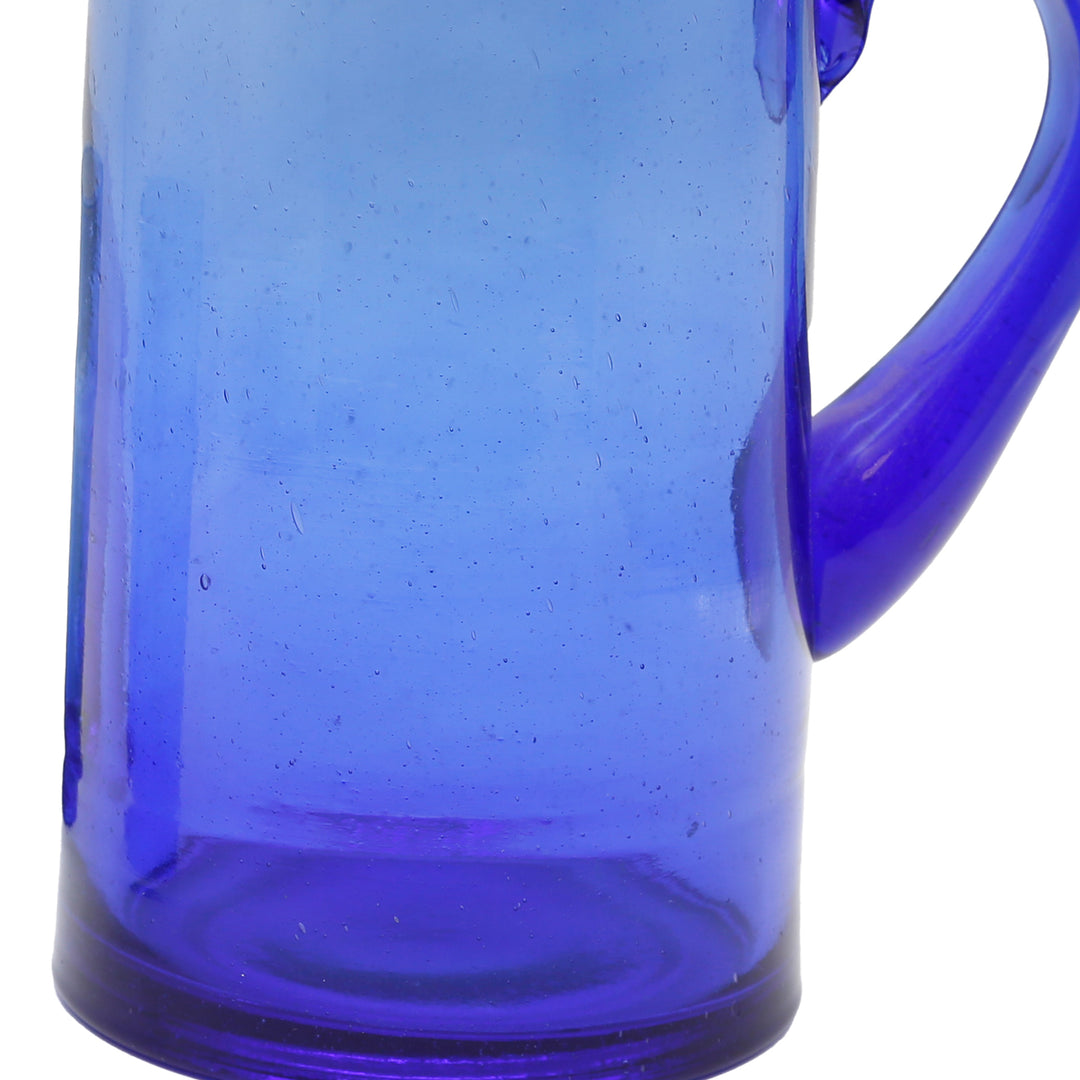 Saftkaraffe in intensivem Blau – ideal für Gartenfeste oder den Frühstückstisch