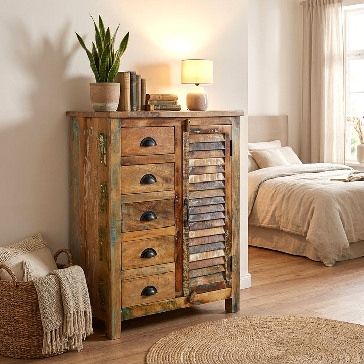 Dressoir van massief oud hout in de slaapkamer, natuurlijk textiel, warm licht