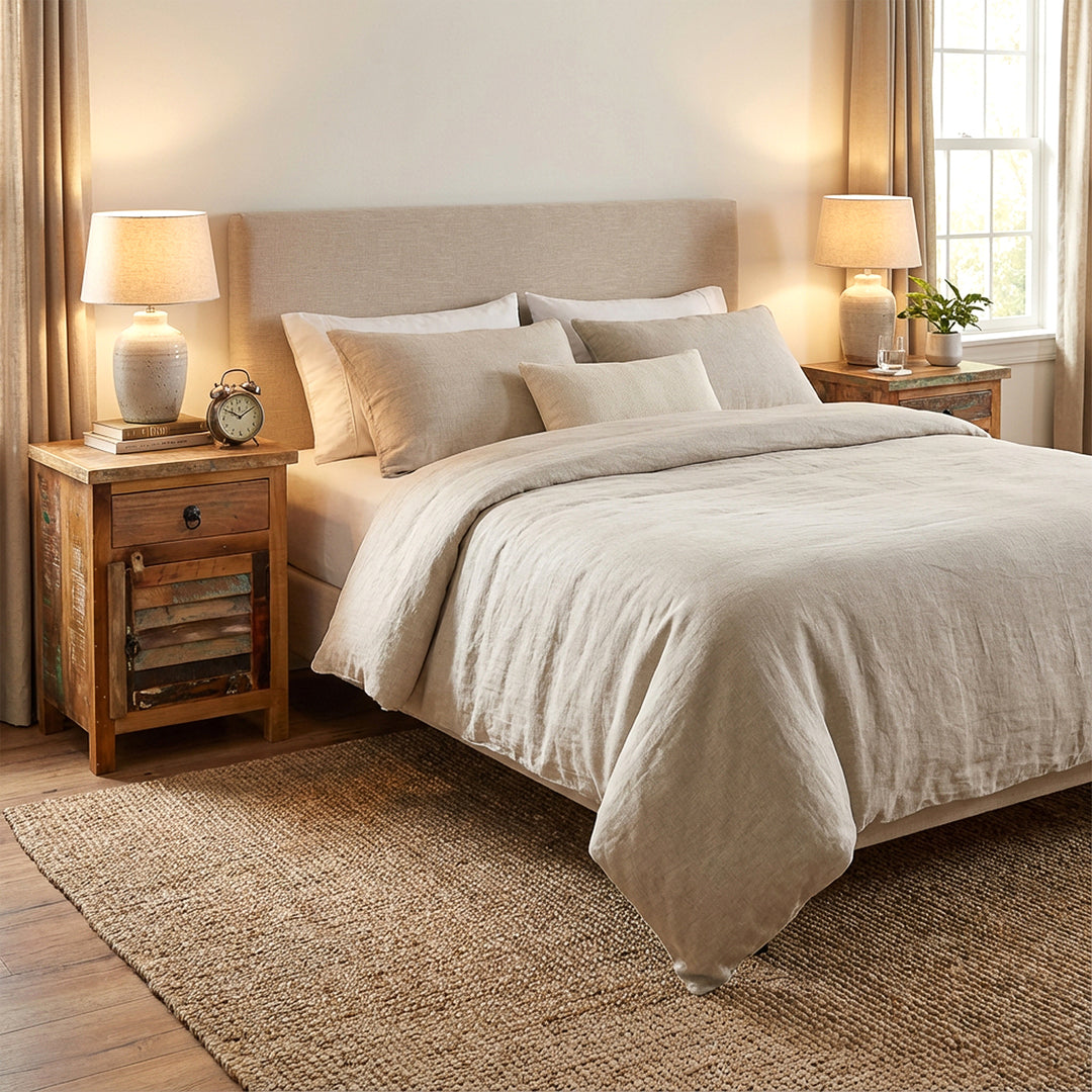 Kommoden aus massivholz als Nachttische im Schlafzimmer, helle Textilien, warmes Licht