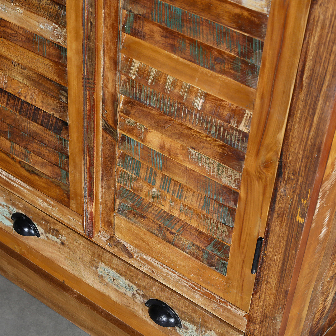 Gedetailleerd aanzicht van een kast gemaakt van massief hout en hergebruikt hout in vintage stijl