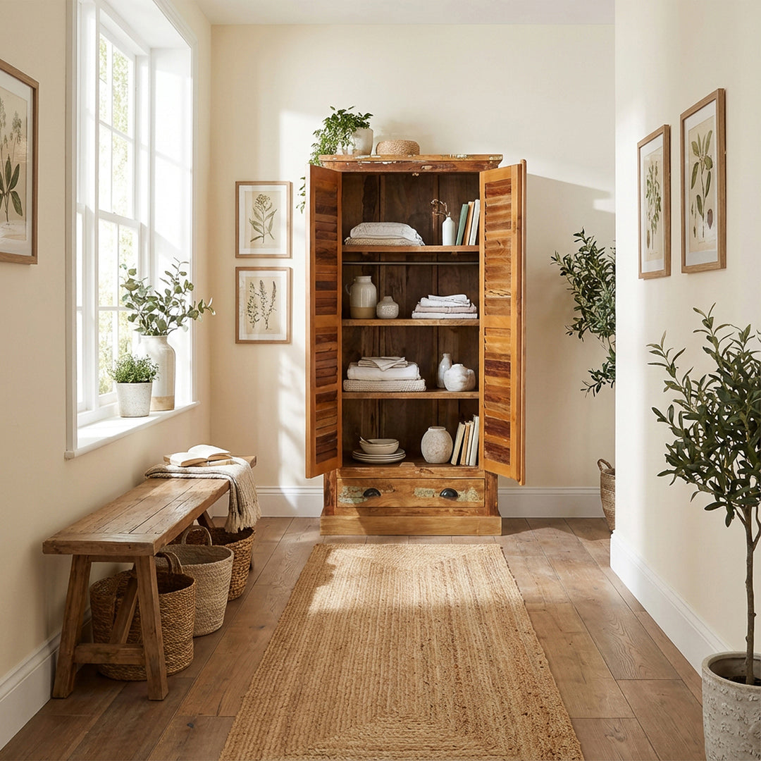 Kast van massief hout en hergebruikt hout in landelijke stijl, open in de gang geplaatst