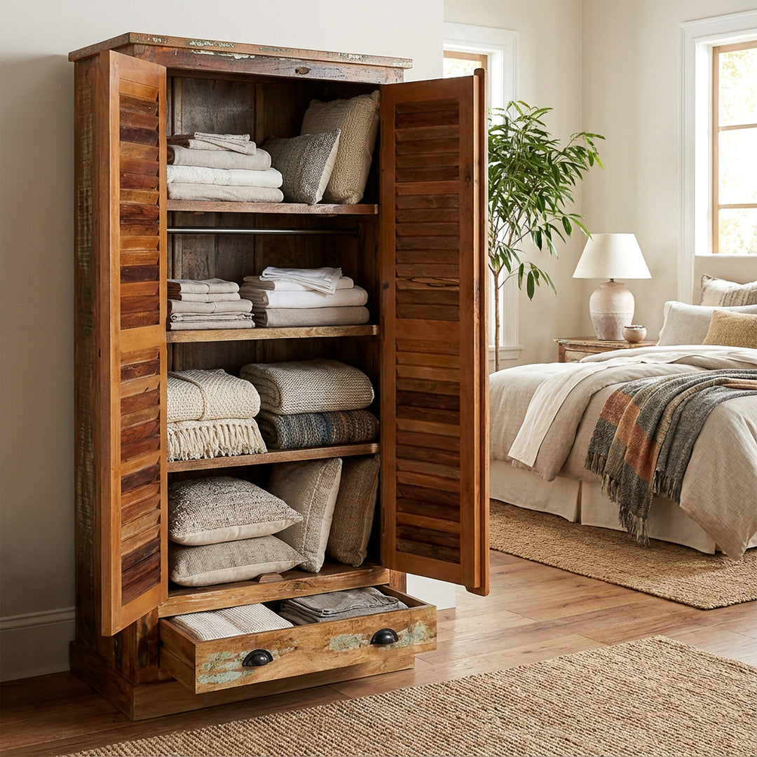 Kast van massief hout en hergebruikt hout in landelijke stijl, open in de slaapkamer geplaatst