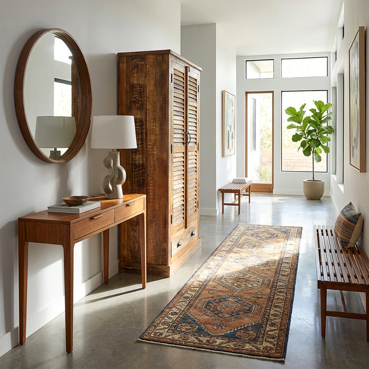 Kast van massief hout in vintage look, stijlvol geplaatst in de moderne hal