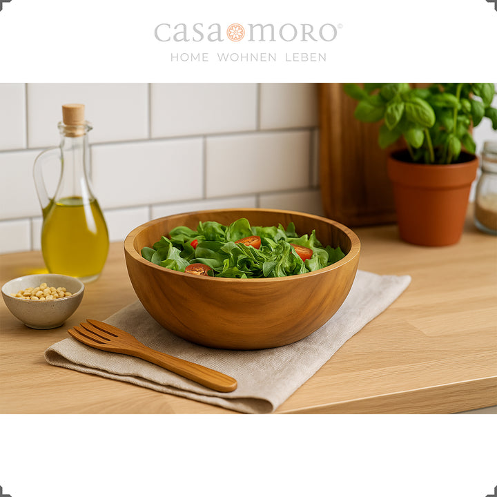 Ronde serveerschaal met salade in een natuurlijke keukensfeer
