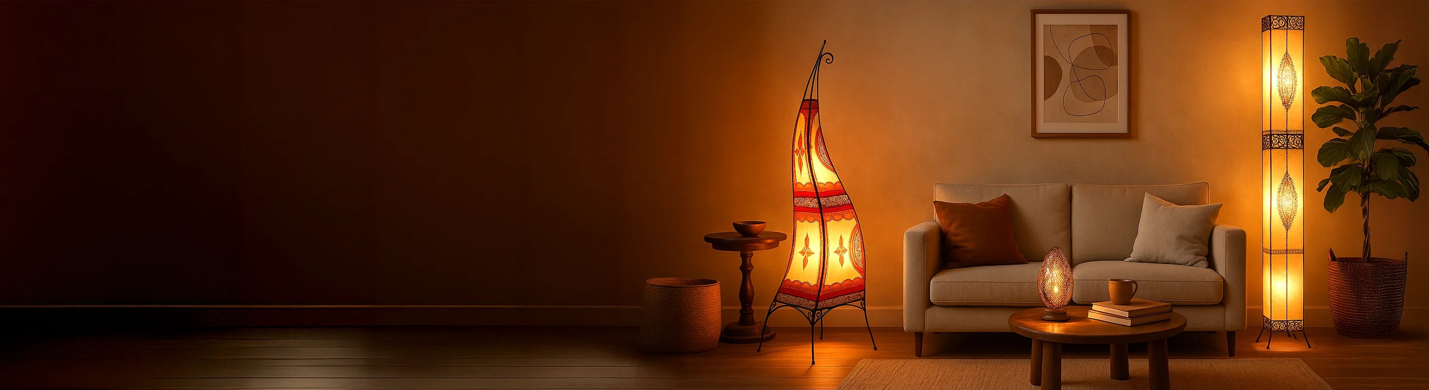 Stehlampen – Wohnzimmer mit handgefertigten Stehlampen aus Leder und Metall – stimmungsvolle Beleuchtung neben Sofa und Couchtisch