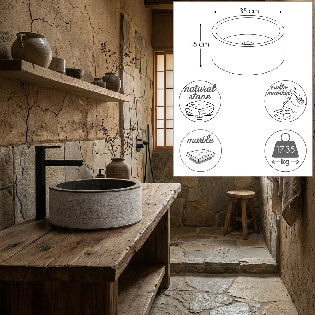 Ronde stenen wastafel op een rustieke houten tafel met dimensionale afbeeldingen en materiaalsymbolen, geënsceneerd in een rustige, natuurlijke badkamer.