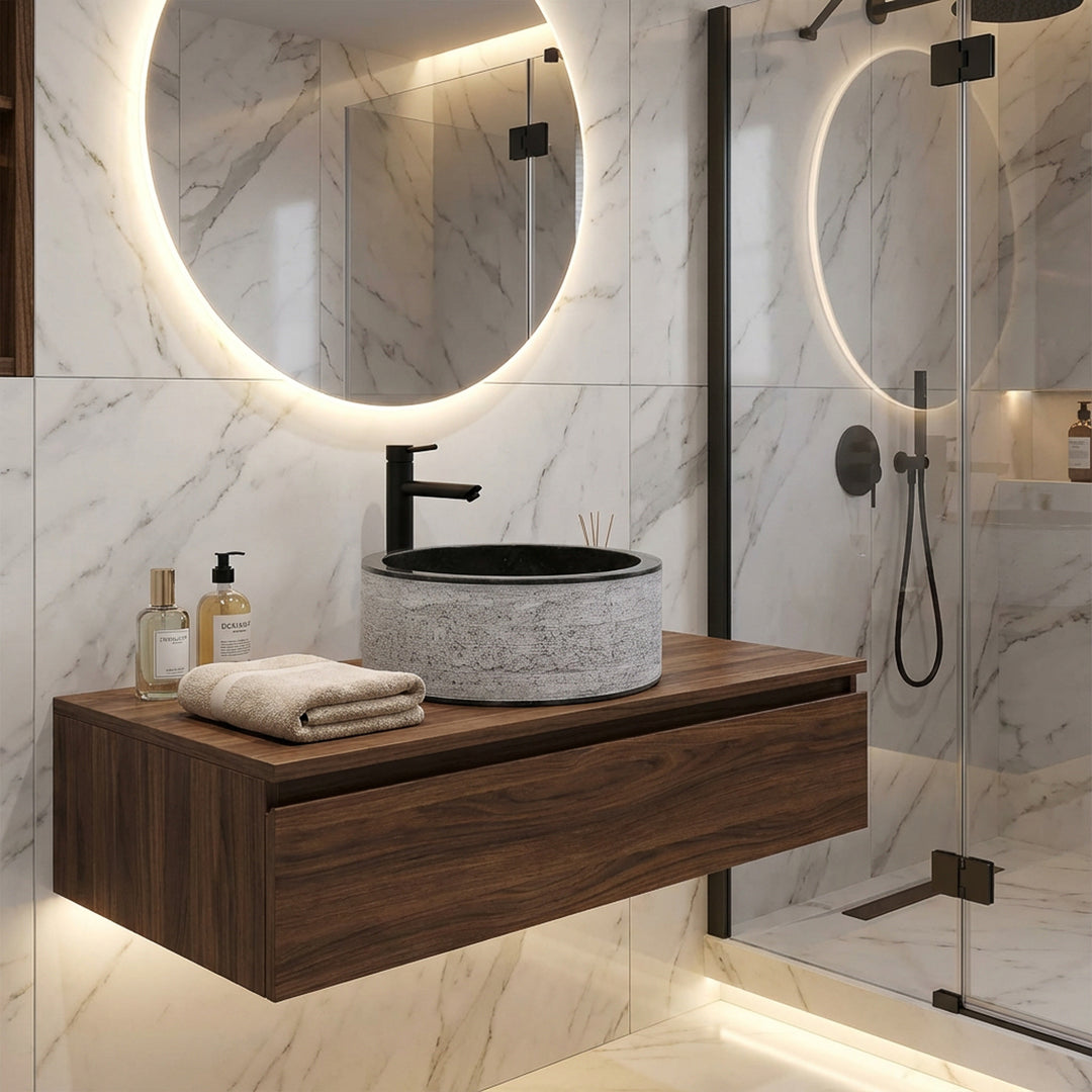 Ronde stenen wastafel op zwevende houten console, modern gecombineerd met zwart beslag in een elegante designbadkamer.