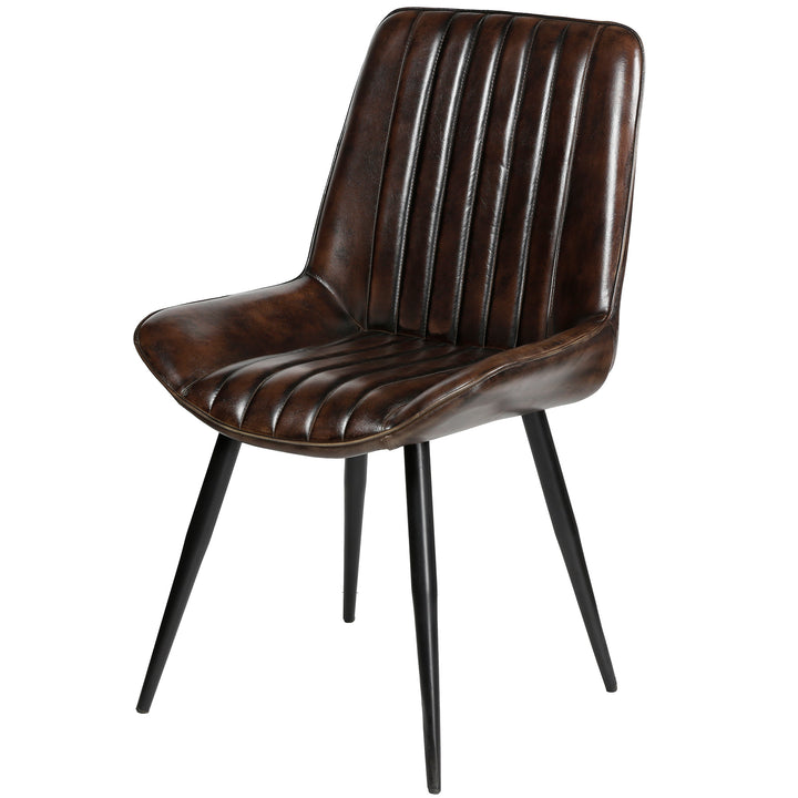 Eetkamerstoel gemaakt van echt leer in antiekbruin met gewatteerde bekleding en zwart geverfd metalen frame