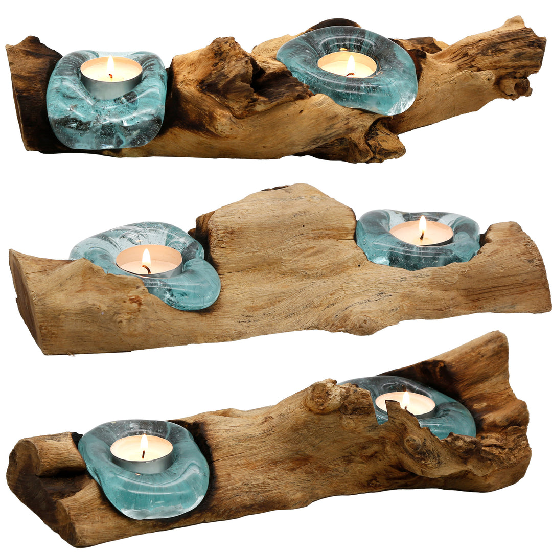Langwerpige theelichthouders van glas en wortelhout in drie uitvoeringen, elk met een eigen vorm en warm gloeiend theelichtje