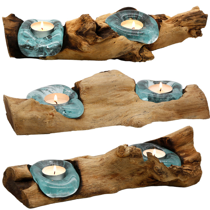 Langwerpige theelichthouders van glas en wortelhout in drie uitvoeringen, elk met een eigen vorm en warm gloeiend theelichtje