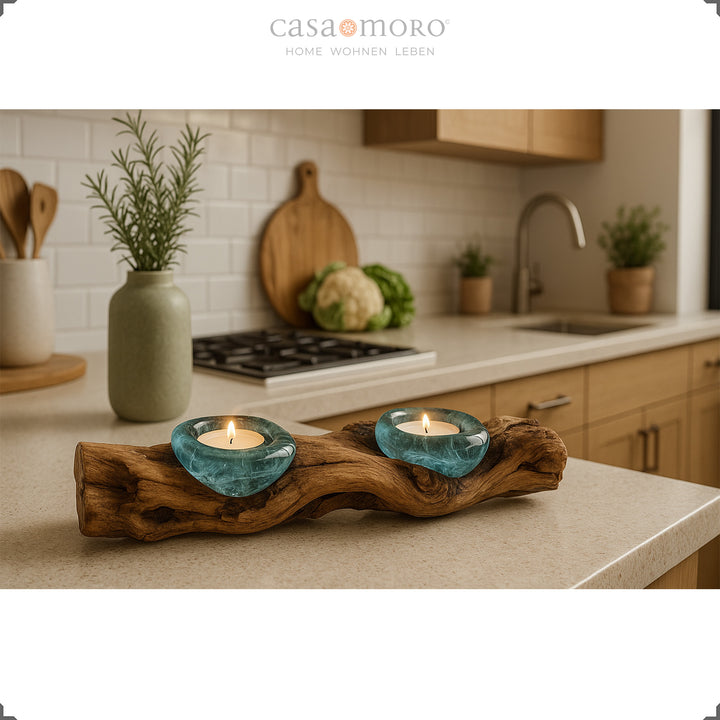 2 theelichthouders van glas en wortelhout op een keukenwerkblad, het warme licht zorgt voor een natuurlijk, rustig accent.