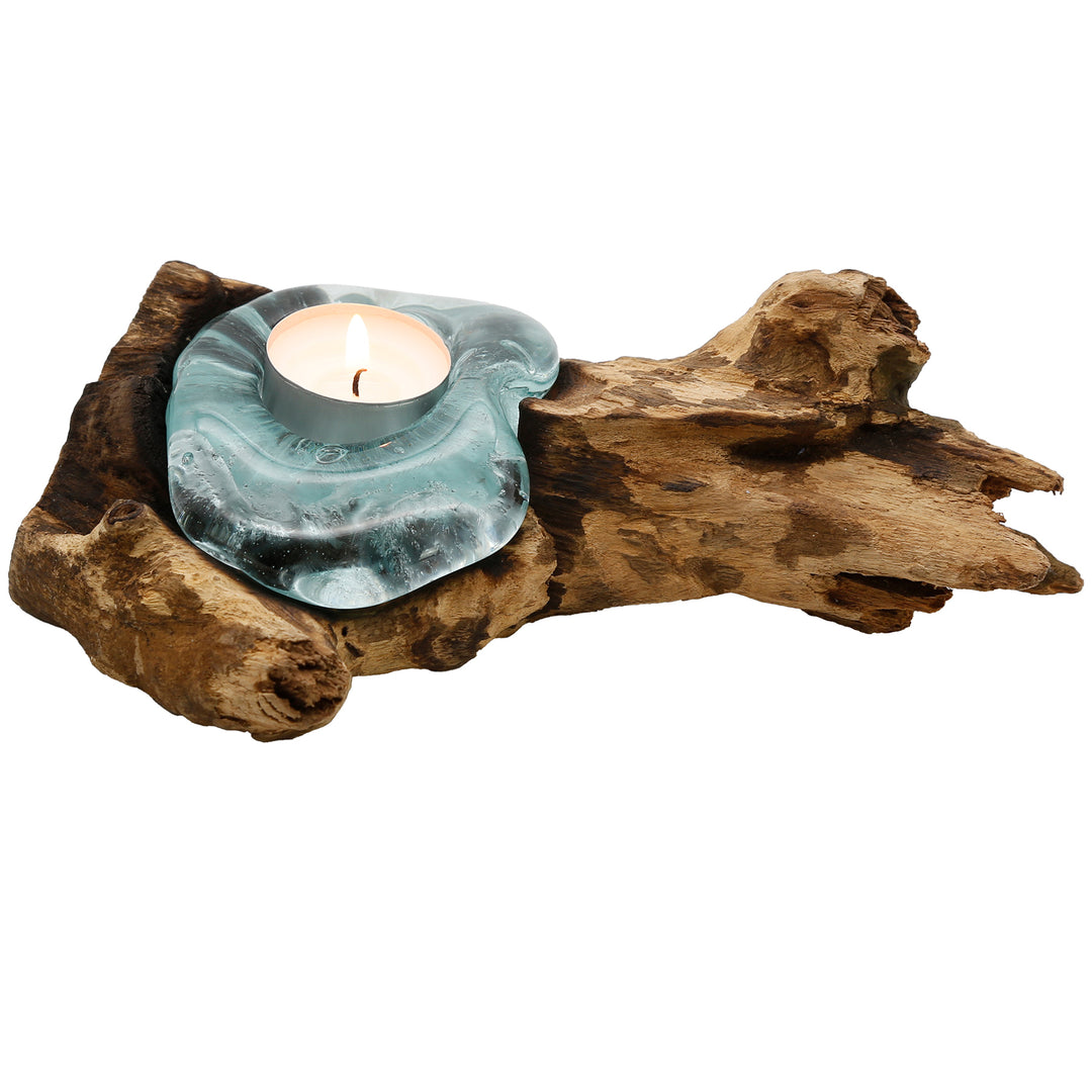 Theelichthouder van glas op natuurlijk wortelhout, handgemaakt en als klein lichtobject voor warme accenten in de kamer.