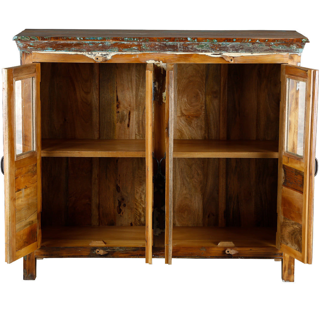 Dressoir van massief hout met open glazen deuren, zichtbare binnenkant, geïsoleerd