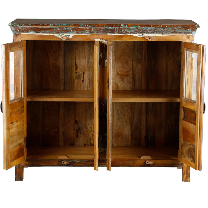 Dressoir van massief hout met open glazen deuren, zichtbare binnenkant, geïsoleerd
