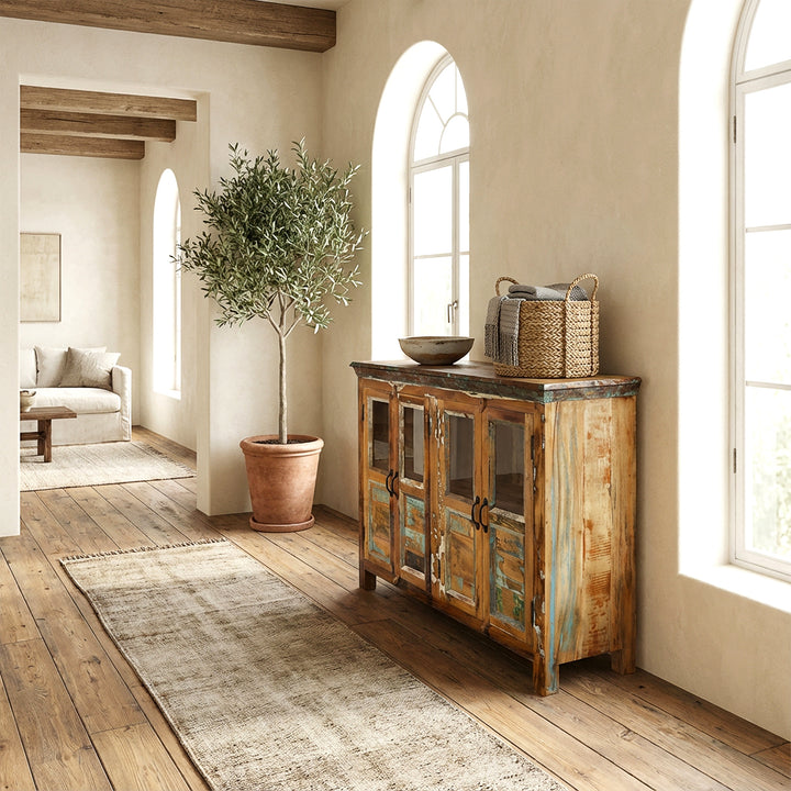 Massief houten dressoir met glazen deuren in de gang als opbergruimte in vintage stijl