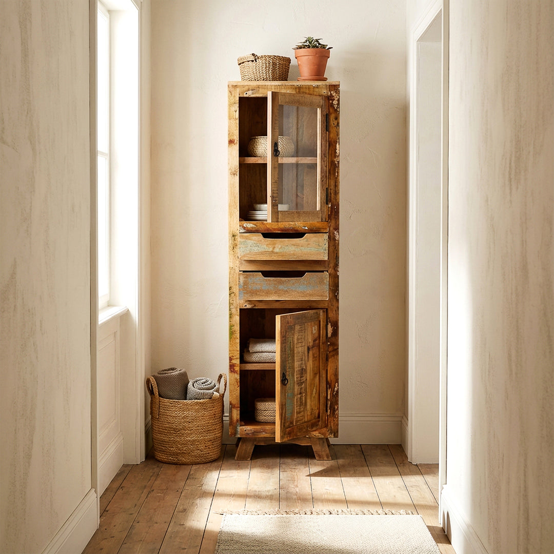 Vitrine en bois massif et vieux bois avec tiroir et portes de style maison de campagne, placée dans le couloir