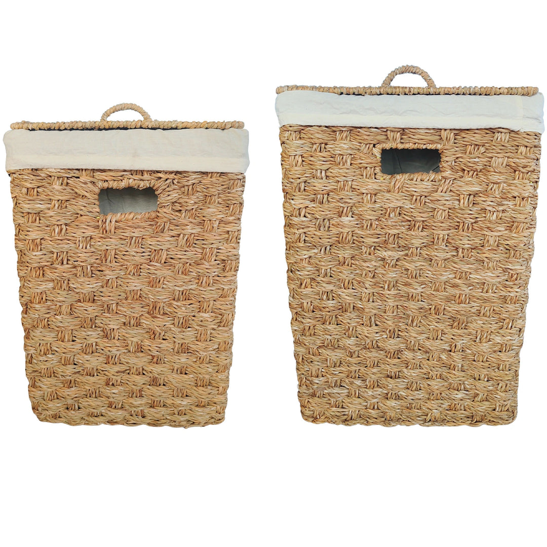 Paniers à linge carrés en jonc de mer, vendus par lot de 2, d'une capacité d'environ 55 et 85 litres, avec couvercles fermés et empiècements en tissu clair.