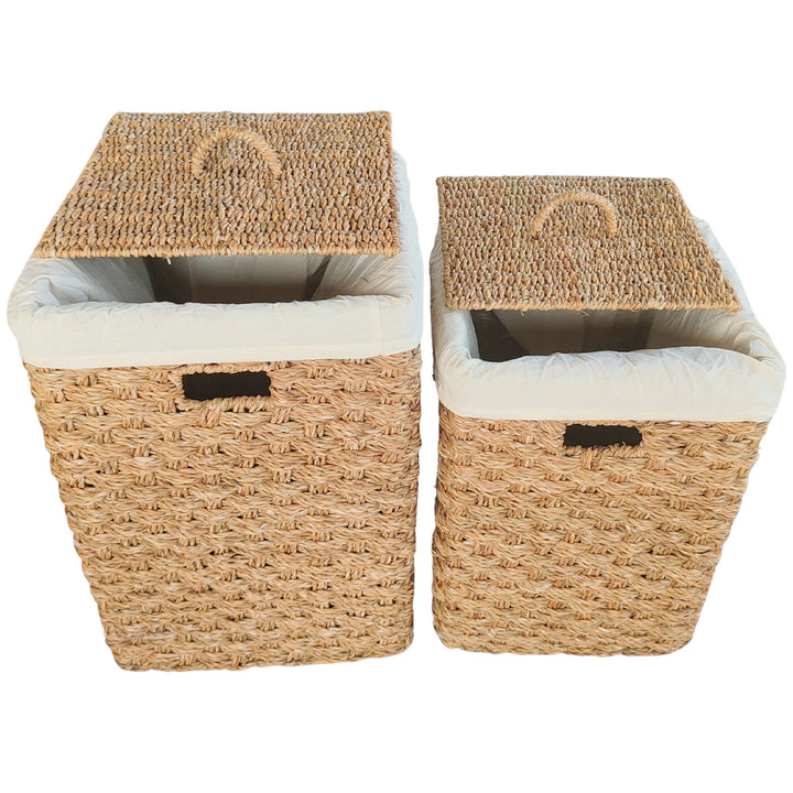 Paniers à linge carrés en jonc de mer, vendus par lot de 2, d'une capacité d'environ 55 et 85 litres, avec des couvercles surélevés et des empiècements en tissu clair.