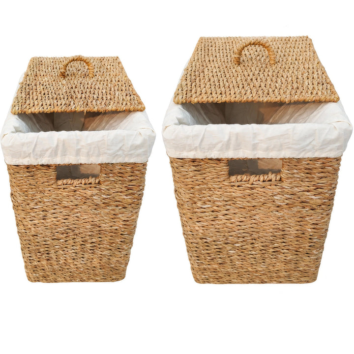 Deux paniers à linge rectangulaires en jonc de mer, d'une capacité de 50 et 90 litres, dotés d'empiècements en tissu clair et de couvercles posés en biais.