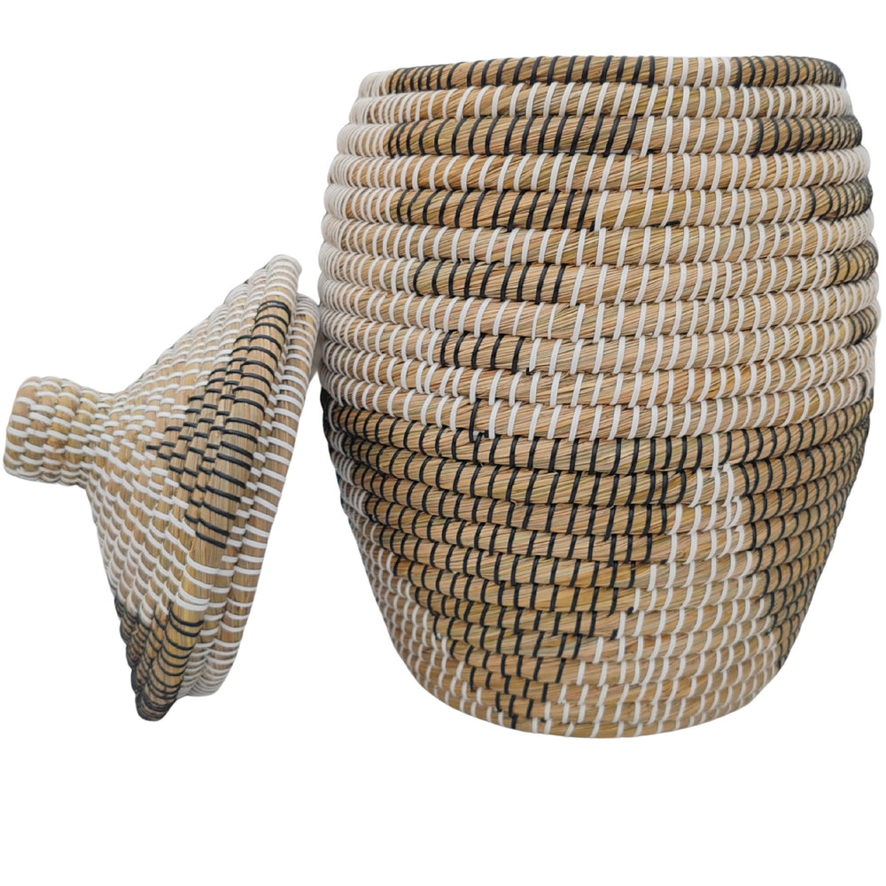 Open wasmand van zeegras in de kleuren naturel/bruin/zwart/wit met een inhoud van circa 30 liter en een schuin aflopend deksel.