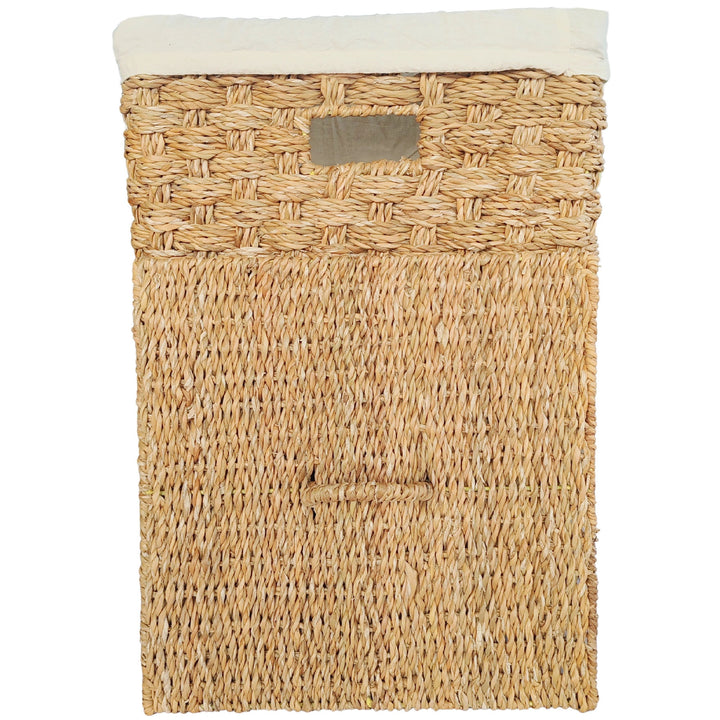 Panier à linge carré en jonc de mer, bord de sac clair et couvercle rectangulaire tressé dressé devant.