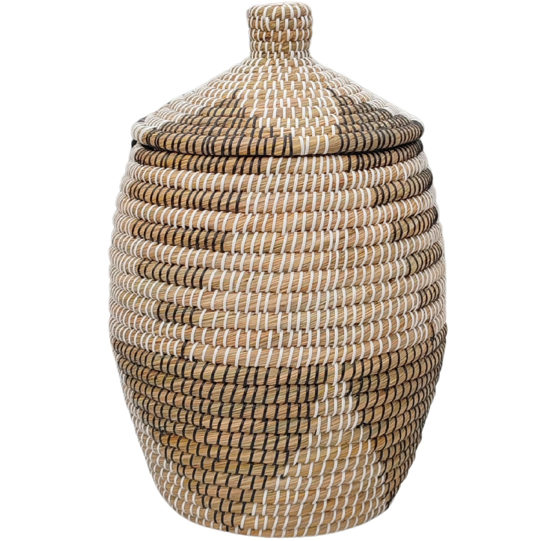 Ronde wasmand van zeegras in de kleuren naturel/bruin/zwart/wit, met een kegelvormig deksel en een inhoud van circa 30 liter.