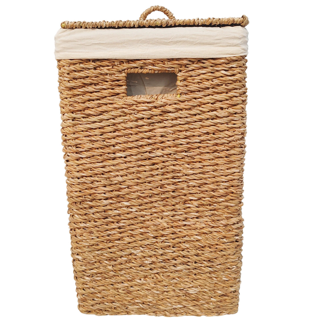 Panier à linge rectangulaire en jonc de mer d'une capacité de 90 litres, doté d'un couvercle fermé, d'une poignée intégrée et d'un insert en tissu clair.