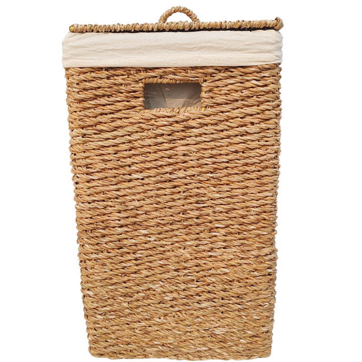 Panier à linge rectangulaire en jonc de mer d'une capacité de 90 litres, doté d'un couvercle fermé, d'une poignée intégrée et d'un insert en tissu clair.