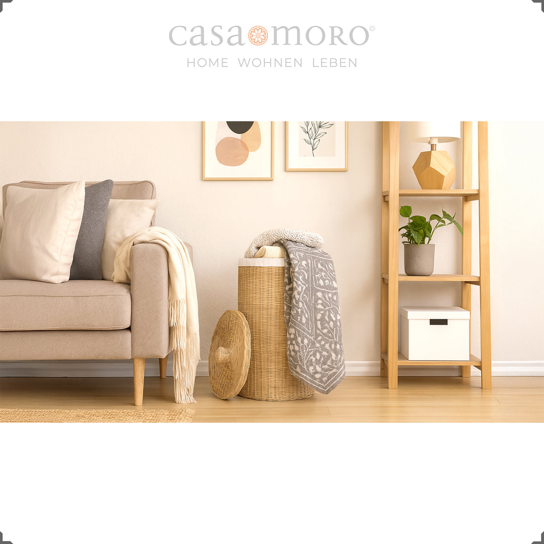 Decoratieve rotan wasmand in de woonkamer, gecombineerd met woontextiel en natuurlijke tinten