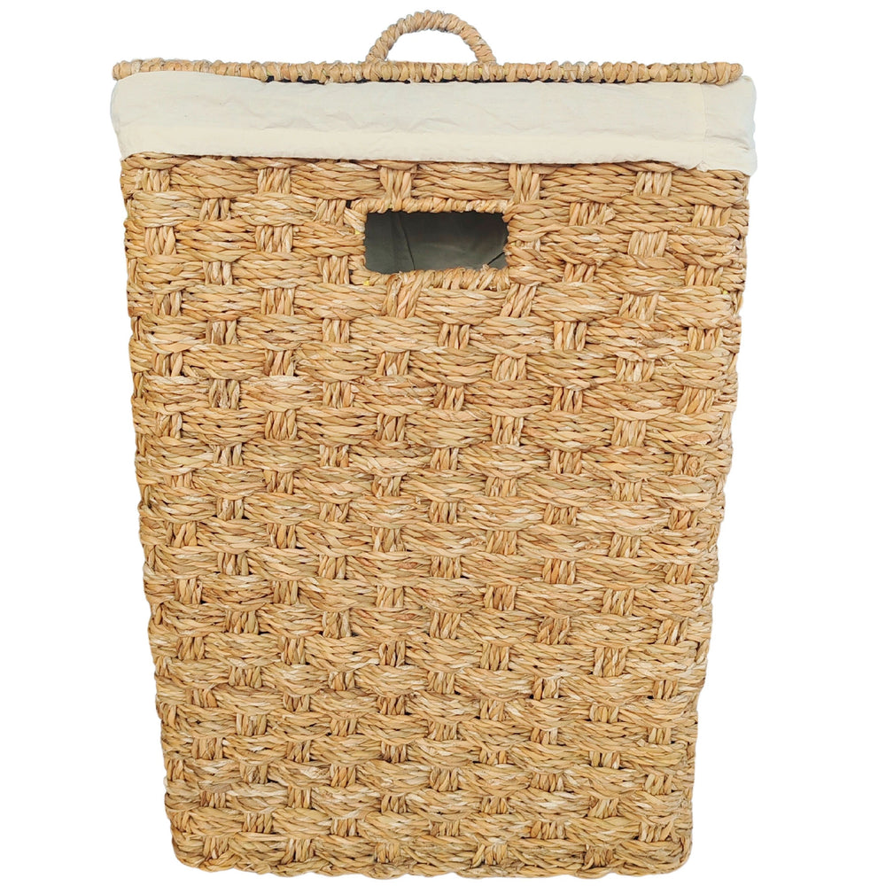 Panier à linge carré en jonc de mer, couvercle fermé, sac clair et ouverture de prise à l’avant.
