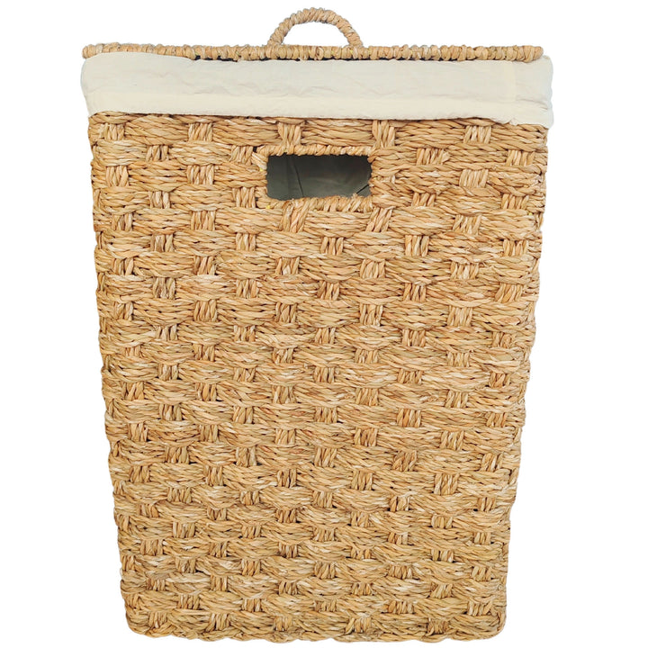 Panier à linge carré en jonc de mer, couvercle fermé, sac clair et ouverture de prise à l’avant.