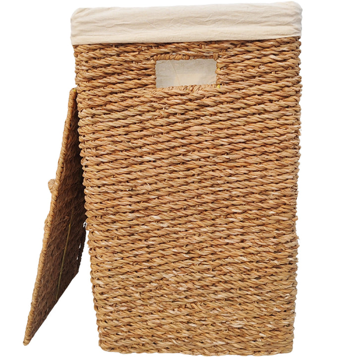 Panier à linge rectangulaire en jonc de mer d'une capacité de 90 litres, doté d'un insert en tissu clair et d'un couvercle s'appuyant sur le côté.