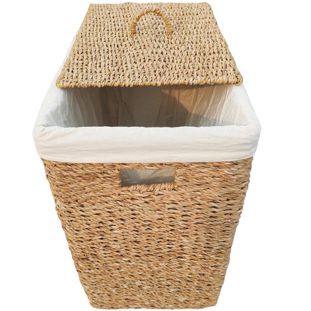 Panier à linge rectangulaire en jonc de mer d'une capacité de 90 litres, doté d'un insert en tissu clair et d'un couvercle posé en biais.