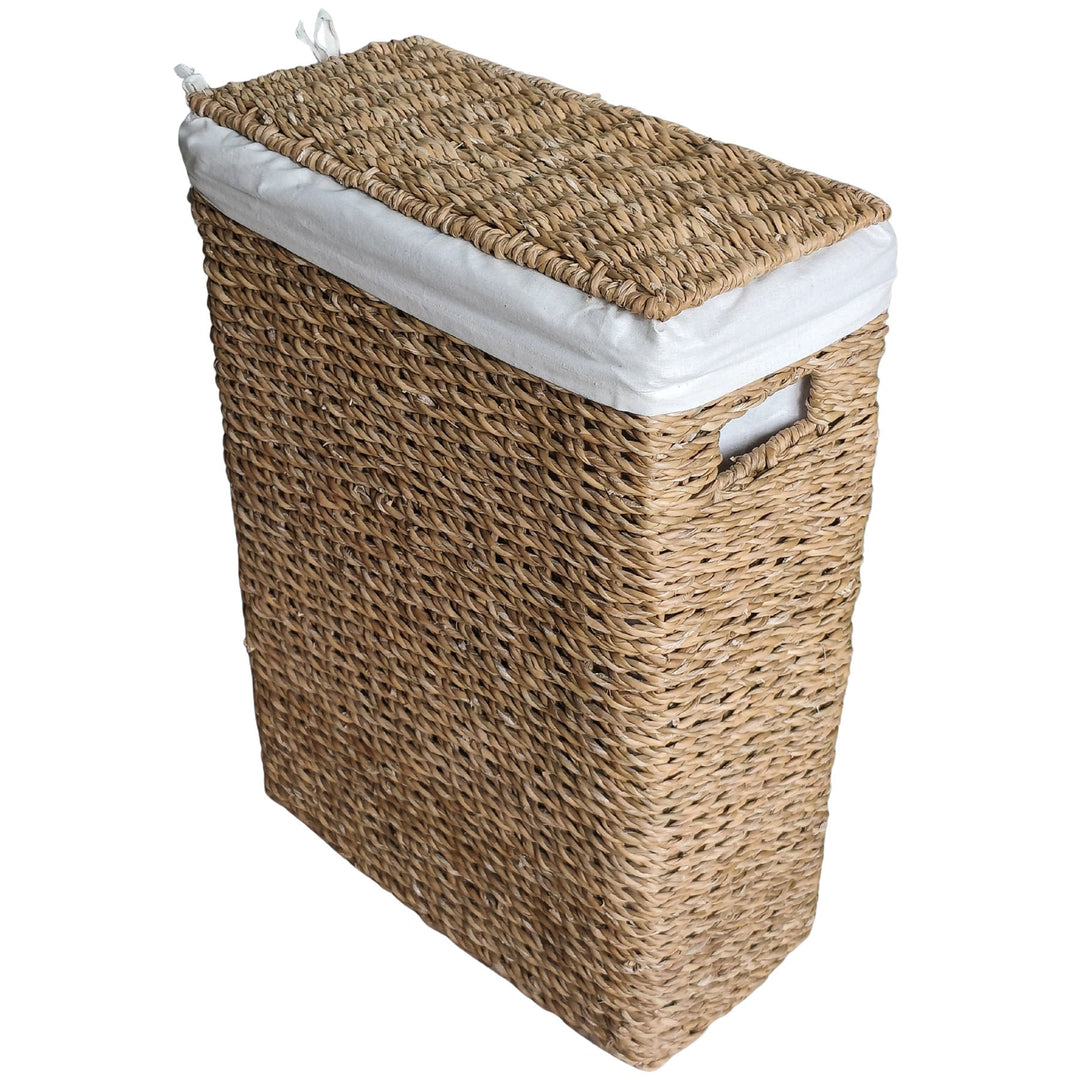 Panier à linge rectangulaire et étroit, muni d'un couvercle et d'une capacité de 45 litres, avec un insert en tissu blanc et une poignée latérale.