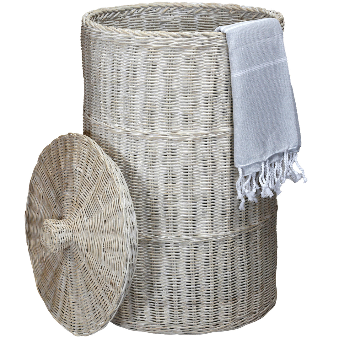 Witgekalkte wasmand met een lichte hamamdoek, natuurlijk gevlochten en stijlvol vormgegeven