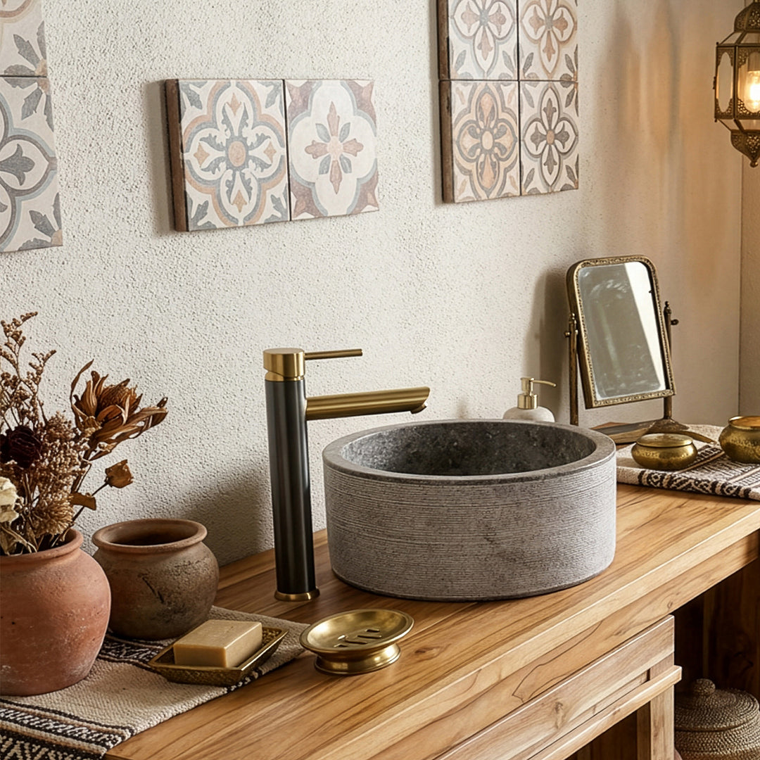 Rond Lavabo en pierre naturelle sur une console en bois chaleureuse, combinée à des garnitures en laiton et des accents orientaux.