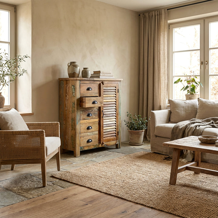 Massief houten dressoir in de woonkamer, lichte natuurtinten, rustige vintage woonscène