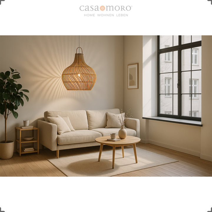 Lampe en rotin faite à la main comme plafonnier dans le salon moderne, avec une lumière douce et une atmosphère naturelle