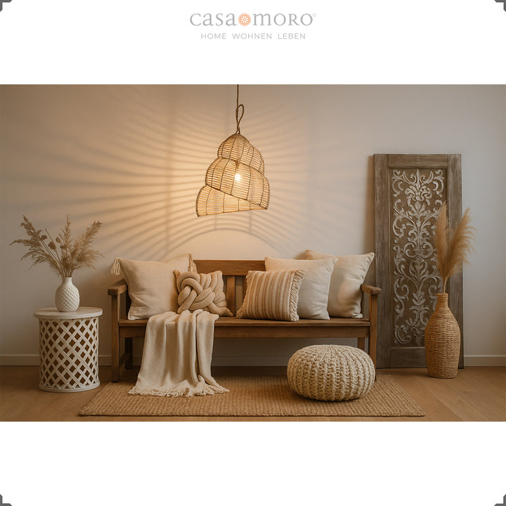 Lampe en rotin faite à la main comme lampe suspendue dans le salon, avec une lumière chaude et un style bohème décoratif