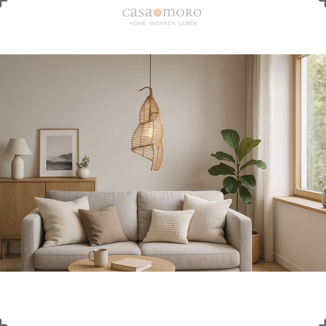 Lampe en rotin comme lampe suspendue dans le salon lumineux, crée une lumière chaude et un confort naturel