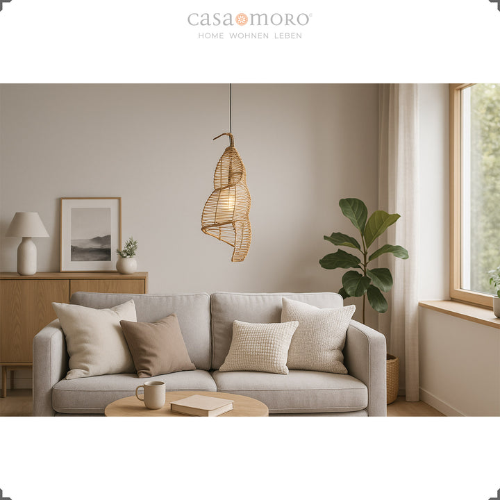 Lampe en rotin comme lampe suspendue dans le salon lumineux, crée une lumière chaude et un confort naturel