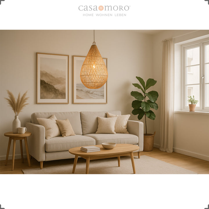 Lampe en rotin faite à la main en forme de larme comme lampe suspendue dans le salon, offrant une lumière chaude et une élégance naturelle