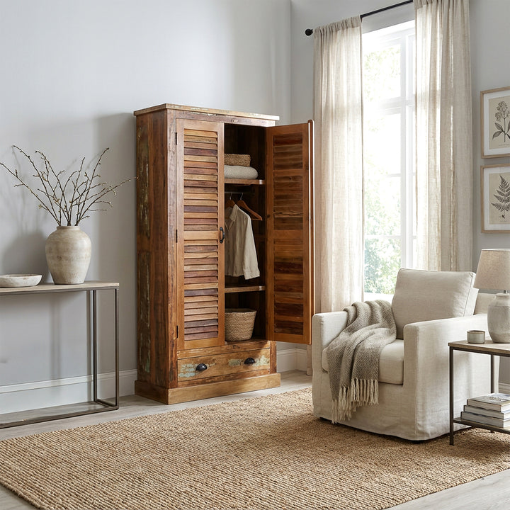 Kast gemaakt van massief hout en hergebruikt hout in vintage stijl, geplaatst in de woonkamer