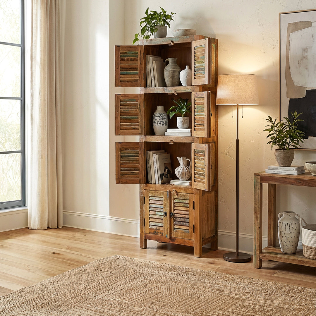 Kast van oud hout in landelijke stijl, smal en vrijstaand in de woonkamer