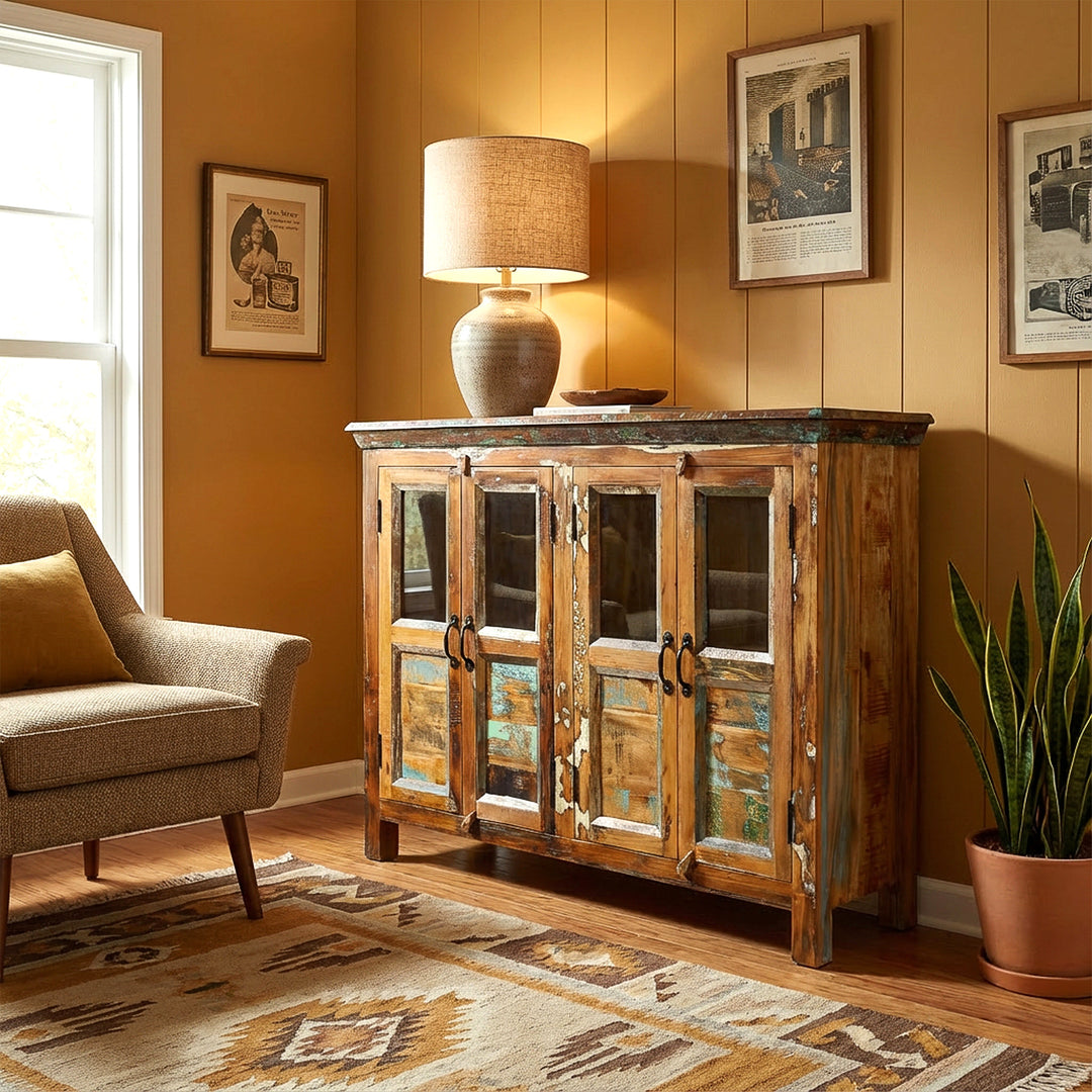 Massief houten dressoir met glazen deuren in vintage woonkamer